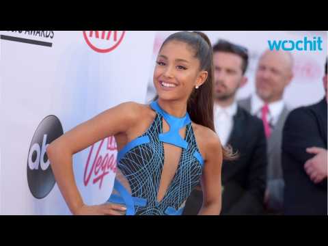 VIDEO : Ariana Grande Almost Falls on Billboard Music Awards Red Carpet