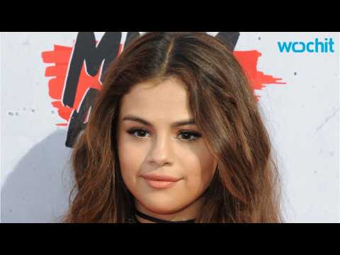 VIDEO : What is the Worst Beauty Advise Selena Gomez Has Ever Received