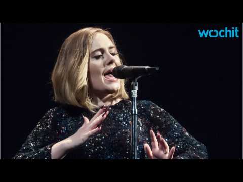 VIDEO : Adele Tells Fan 'Stop Filming My Concert'