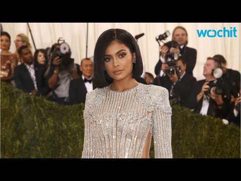 VIDEO : PartyNextDoor Serenades a Skeptical Kylie Jenner