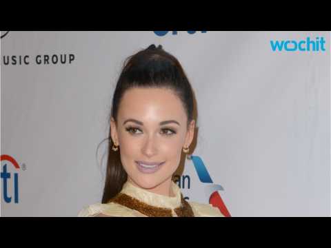 VIDEO : Is Kacey Musgraves Hinting at a Holiday Album?