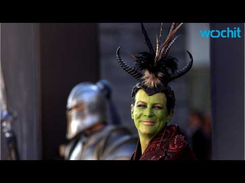 VIDEO : Jamie Lee Curtis Shows Up To 'Warcraft' Premiere Dressed As An Orc