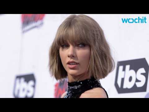 VIDEO : Taylor Swift Surprises Fans at Wedding!