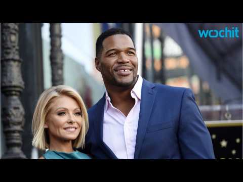 VIDEO : Kelly Ripa Takes A Jab At Michael Strahan on Live! Television