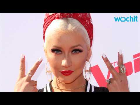 VIDEO : Christina Aguilera Goes From Goldilocks To Jessica Rabbit Overnight