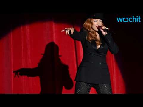 VIDEO : Christina Aguilera Debuts Red Hair