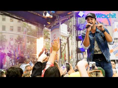 VIDEO : Luke Bryan Announces Dates For Farm Tour 2016