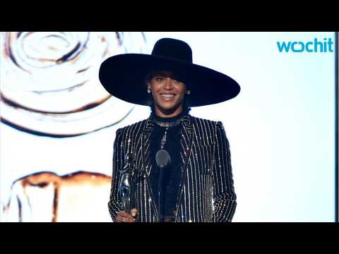 VIDEO : Beyonce steals show as surprise honoree at fashion awards