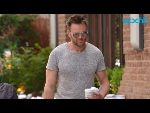 VIDEO : Joel McHale and Sarah Hyland Join Hulu Show