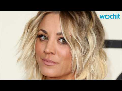 VIDEO : Kaley Cuoco Apologizes For Letting Dogs Sit On Flag