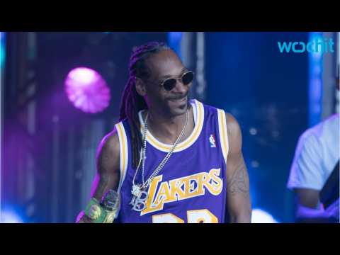 VIDEO : Snoop Dogg's Generous Gift to Kobe Bryant