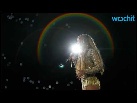 VIDEO : Beyonce Holds Moment Of Silence