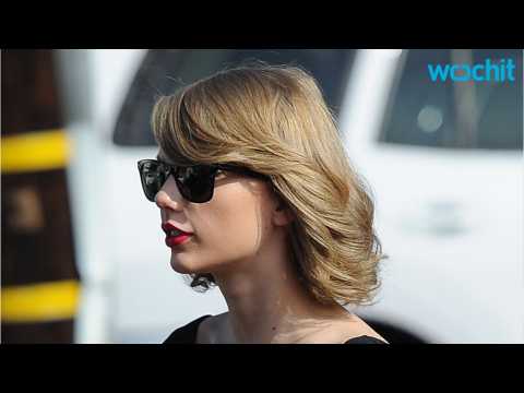 VIDEO : Taylor Swift Totally Hired a Photographer for Her July 4th Party
