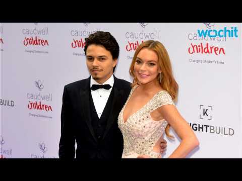 VIDEO : Lindsay Lohan And Fiance Make First Red Carpet Debut