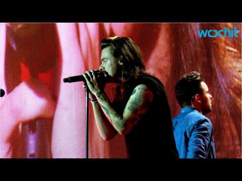 VIDEO : Harry Styles Goes Solo