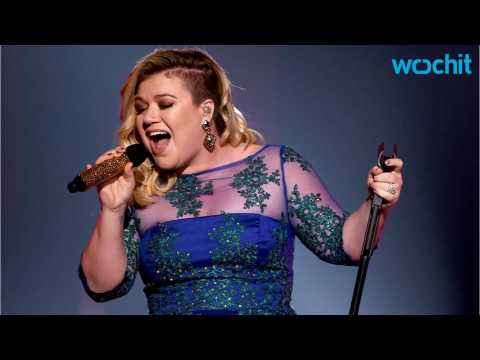 VIDEO : Kelly Clarkson Switches Record Labels