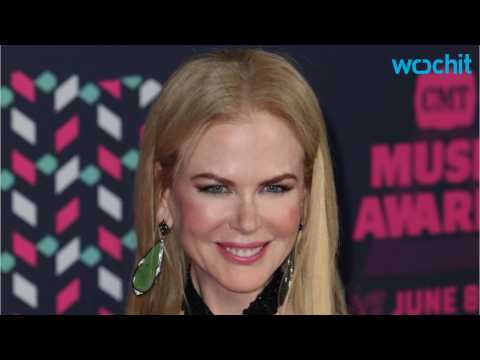 VIDEO : Nicole Kidman Rocks Michael Kors at CMT Awards