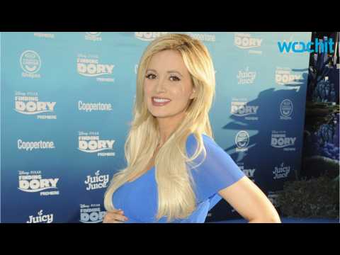 VIDEO : Holly Madison Channels Dory at Premiere
