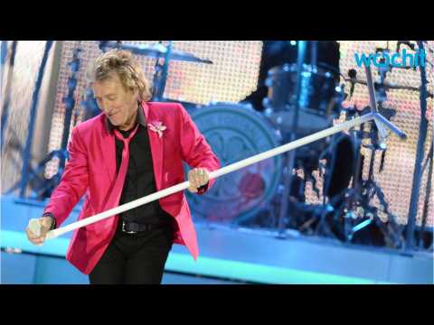 VIDEO : Rod Stewart Knighted By the Queen