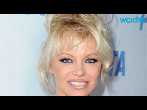 VIDEO : Pamela Anderson pays homage to her Baywatch character
