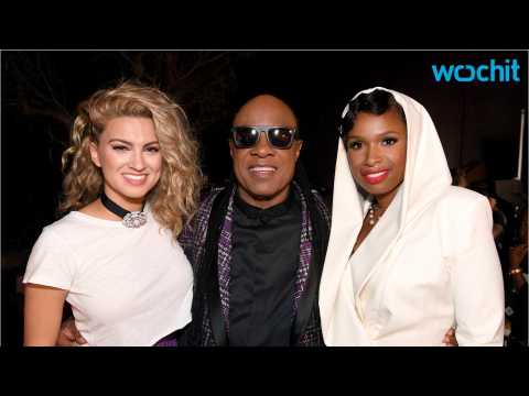 VIDEO : Stevie Wonder, Jennifer Hudson, and Tori Kelly Honor Prince