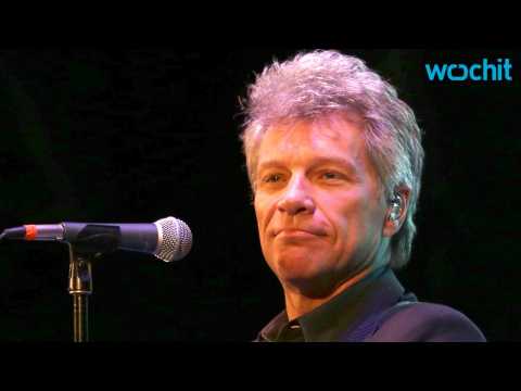 VIDEO : Jon Bon Jovi Surprises a Fan Battling With Cancer at a Restaurant