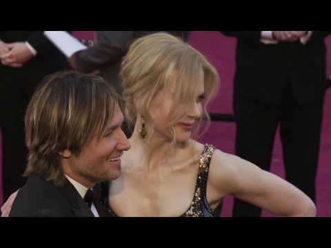 VIDEO : Keith Urban calls Nicole Kidman from stage on anniversary