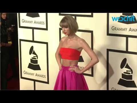 VIDEO : Taylor Swift Holds on Tightly to Shirtless Hiddleston