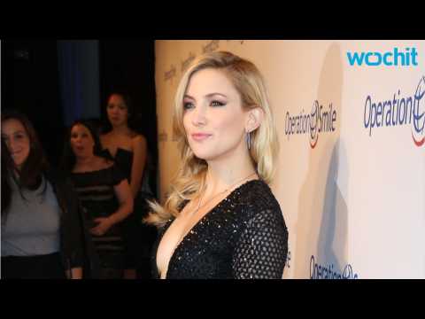 VIDEO : Kate Hudson Proudly Bares All For The 4th Of July
