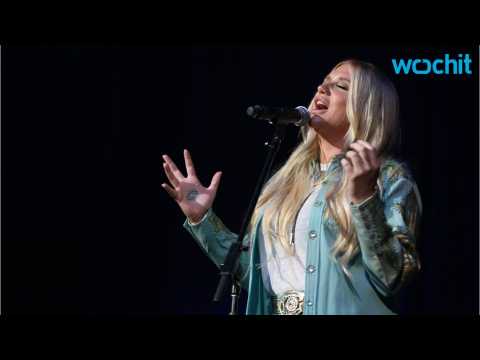 VIDEO : Kesha Pays Tribute To Music Icon