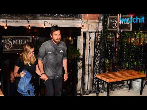 VIDEO : Jennifer Aniston, Justin Theroux Makes Casual Look Stylish