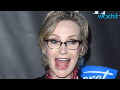 VIDEO : Jane Lynch Reveals What Makes a Game Night Contestant to an Ideal Contestant