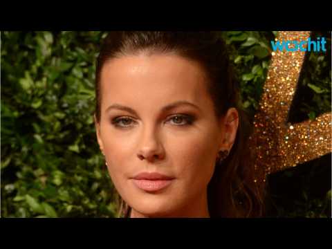 VIDEO : Kate Beckinsale Sends Naked Pictures of Her Ex Michael Sheen to Their Daughter