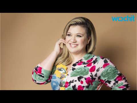VIDEO : Kelly Clarkson Celebrates Father's Day