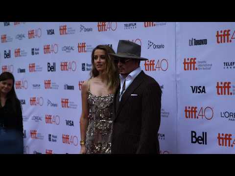 VIDEO : Johnny Depp and Amber Heard delay court hearing