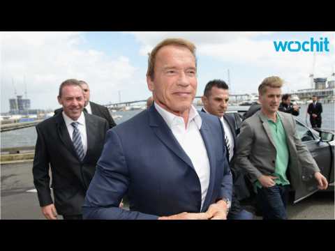 VIDEO : Elephant Chases Arnold Schwarzenegger