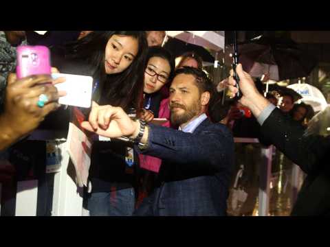 VIDEO : Tom Hardy uses disposable phones to prevent hacking