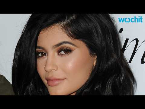 VIDEO : Kylie Jenner Shows Major Underboob and Suffers Wardrobe Malfunction