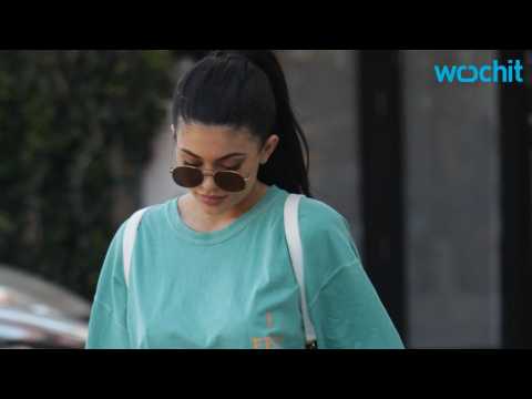 VIDEO : Kylie Jenner Steals Mom's Style This Summer!