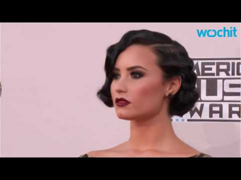 VIDEO : Demi Lovato Is Back On Twitter And Instagram