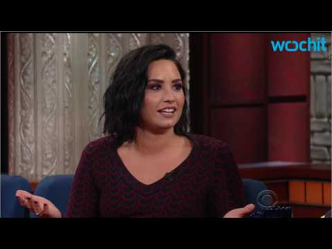 VIDEO : Demi Lovato Can't REALLY Quit Social Media