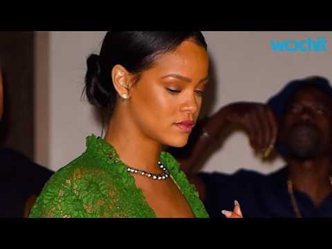 VIDEO : Rihanna Goes Braless in NYC