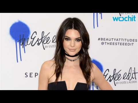 VIDEO : Kendall Jenner Appears at Selfridges in London