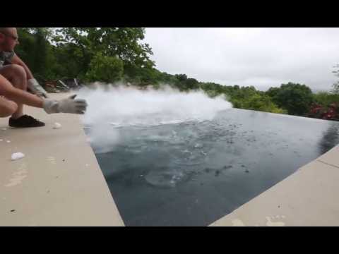 VIDEO : Avez-vous envie de mettre 15kg de glace dans votre piscine ? Regardez ce que a fait !