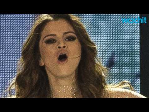 VIDEO : Selena Gomez Cries From Fans' Reaction During Concert