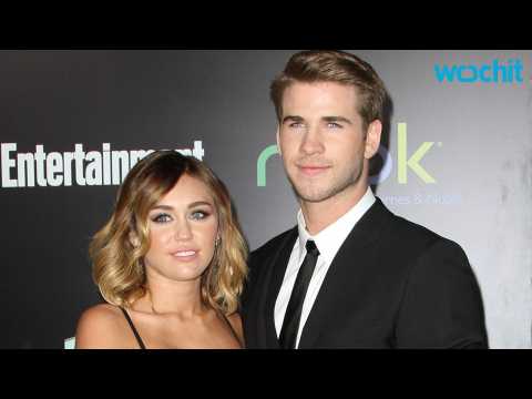 VIDEO : Liam Hemsworth Isn't Reading About His Relationship