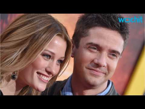 VIDEO : Ashley Hinshaw And Topher Grace Tie The Knot