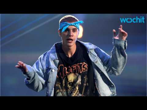 VIDEO : Justin Bieber Turns a Fall Into Sweet, Sweet Poetry