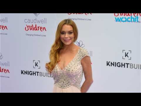 VIDEO : Lindsay Lohan Writes A Book!