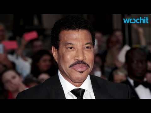 VIDEO : Lionel Richie Wins Silver Clef Award
